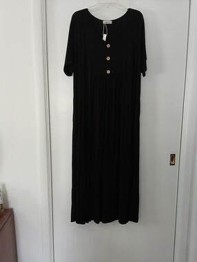 Larace Black Short-Sleeve Maxi Dress
